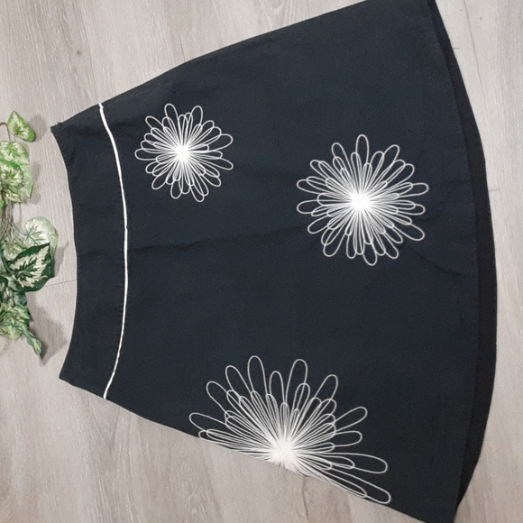 Context Flower Skirt - Picture 3 of 12
